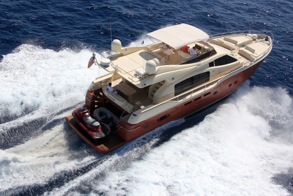 FERRETTI 690